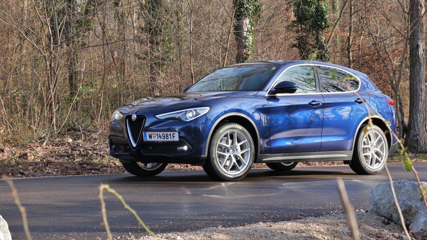 Slideshow Bild - Der lässige Businessauftritt gelingt mit dem Alfa Romeo Stelvio mit Leichtigkeit.